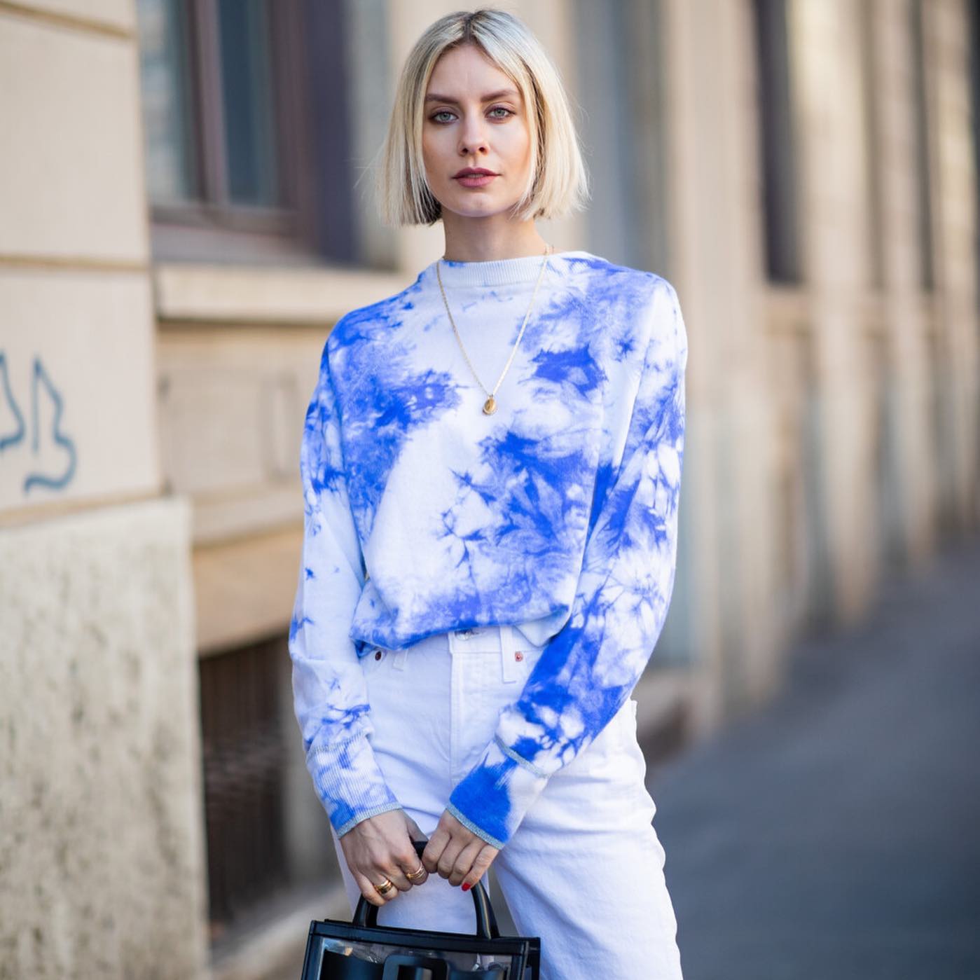 Как носить белые джинсы этим летом: 5 модных идей от стилиста